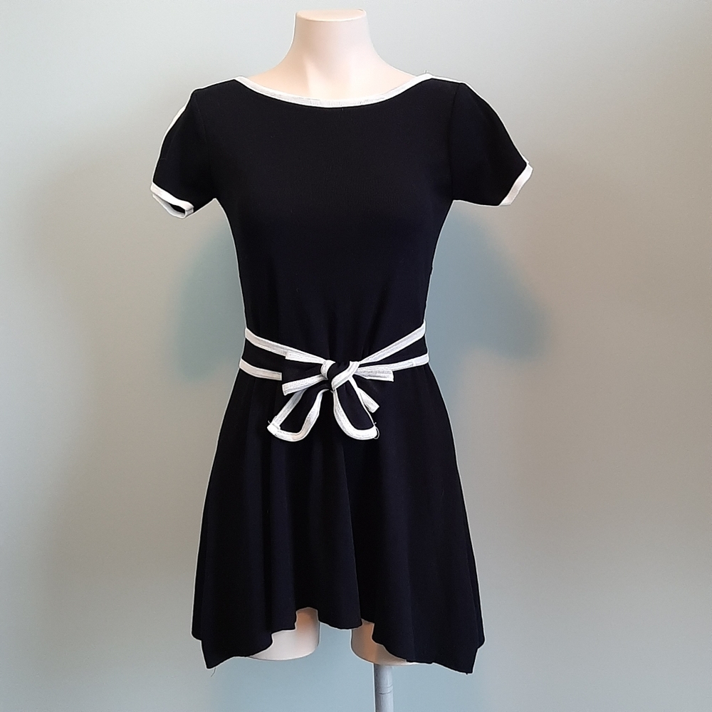 🅱️🅾️G🅾️ black dress with white trim and belt